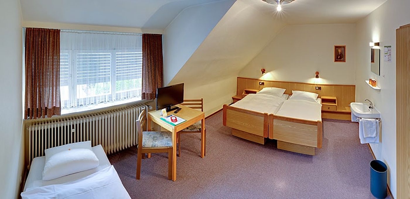 Dreibettzimmer, Monteurzimmer mit Etagendusche in Stuttgart Zuffenhausen günstig buchen