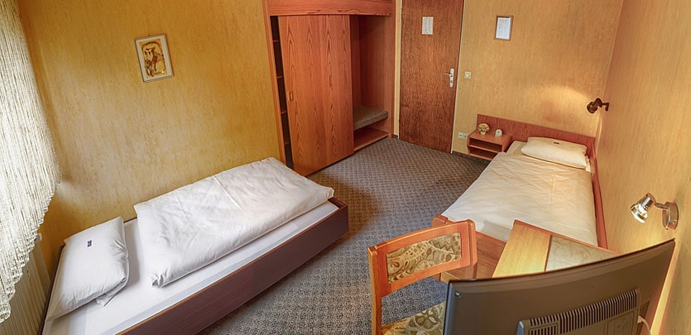 Comfortable double room with shower / WC in Stuttgart Zuffenhausen