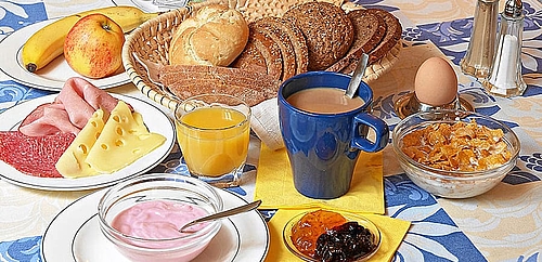 Rustikaler Frühstückstisch mit Obst, Wurst und Brot  in der Unterkunft in Stuttgart 