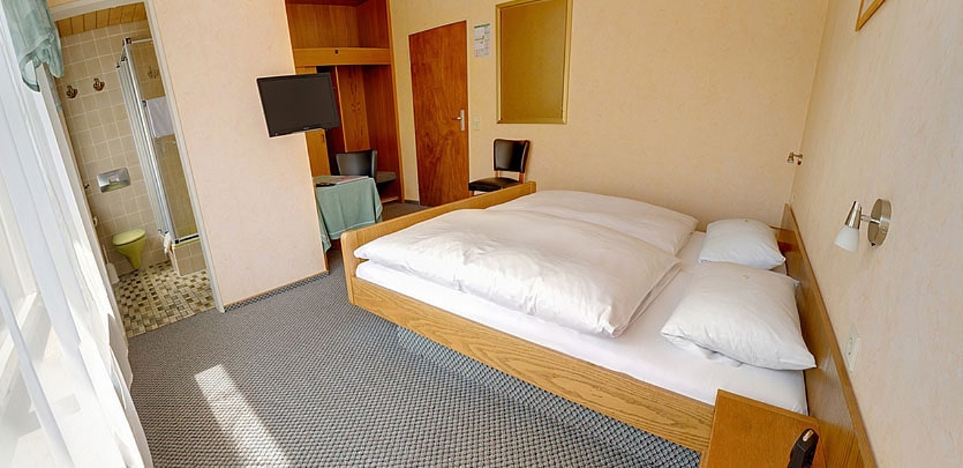 Cheap twin room with shower / WC in Stuttgart Zuffenhausen