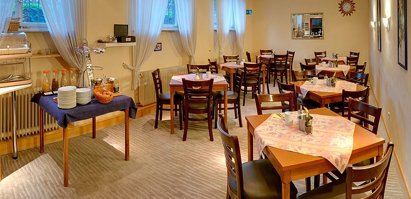 Frühstücksraum im Hotel mit güstigen Zimmern in Stuttgart mit einem Frühstücksbuffet