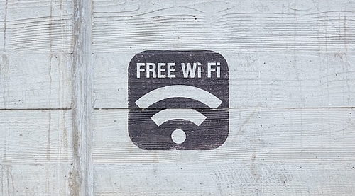 Auf einer Holzwand in einer Stuttgarter Unterkunft ist ein schwarzes WLAN-Symbol