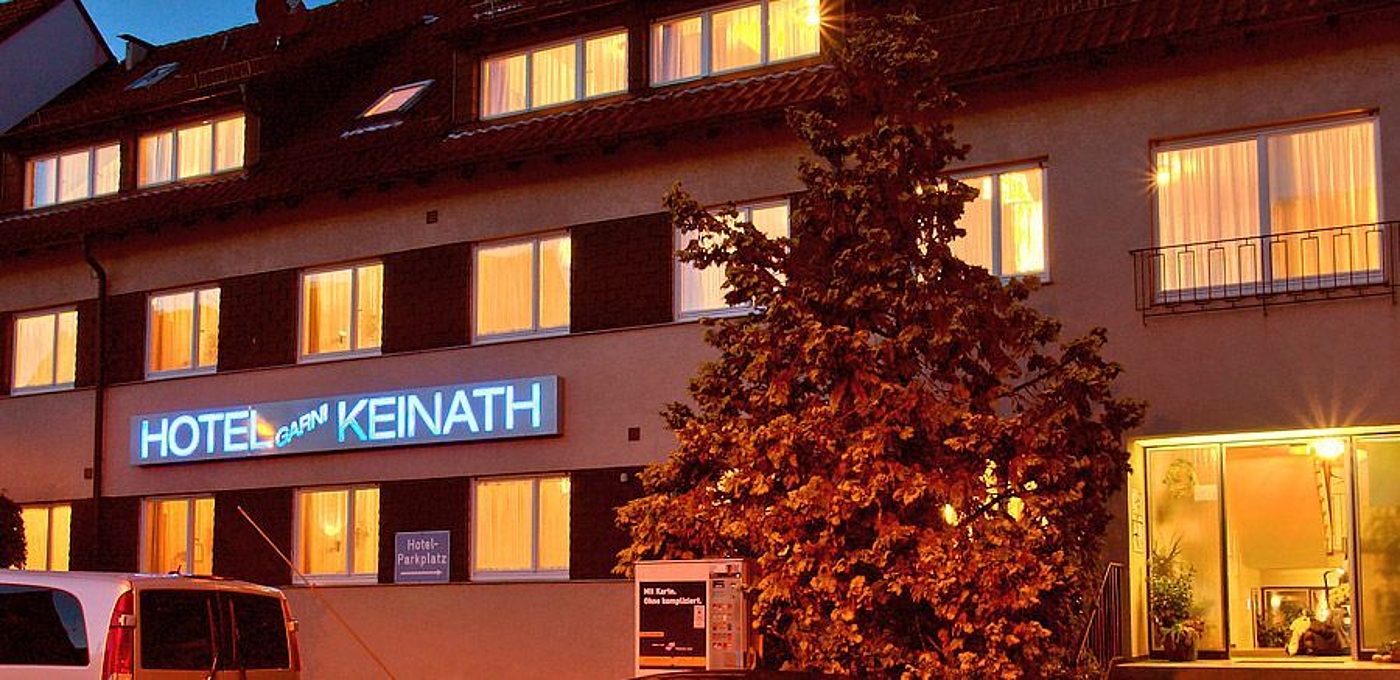 Exterior view of the Hotel Garni Keinath with mechanic rooms in Stuttgart in the evening