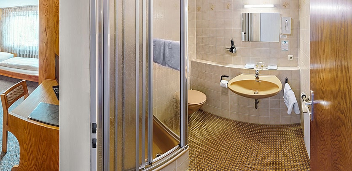 Zweibettzimmer mit Dusche in Stuttgart Zuffenhausen günstig buchen