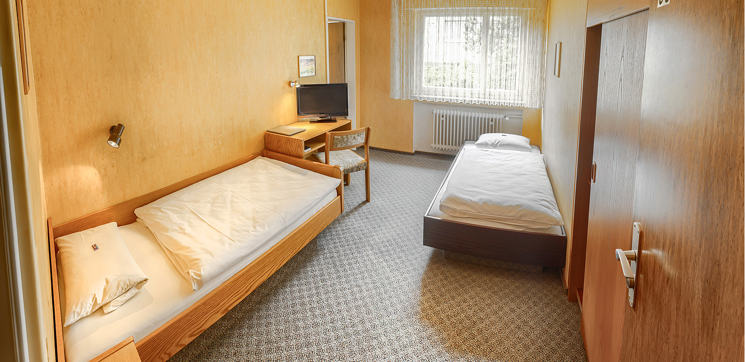 Preiswertes Zweibettzimmer mit Dusche / WC in Stuttgart Zuffenhausen