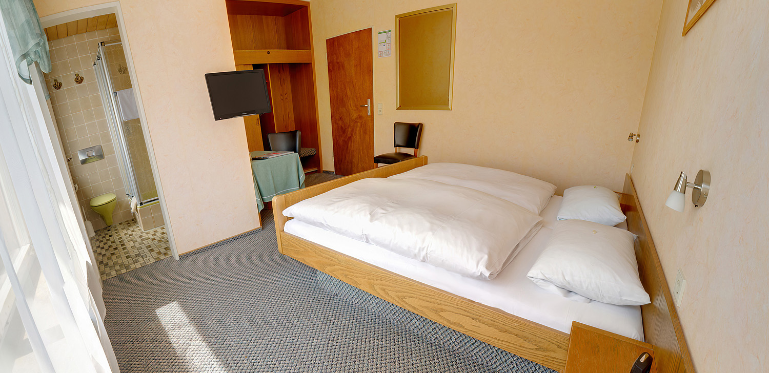 Zweibettzimmer mit Dusche in Stuttgart Zuffenhausen günstig buchen