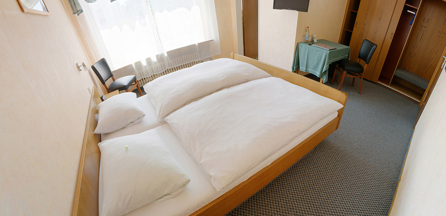 Komfortables Doppelzimmer mit Dusche / WC in Stuttgart Zuffenhausen