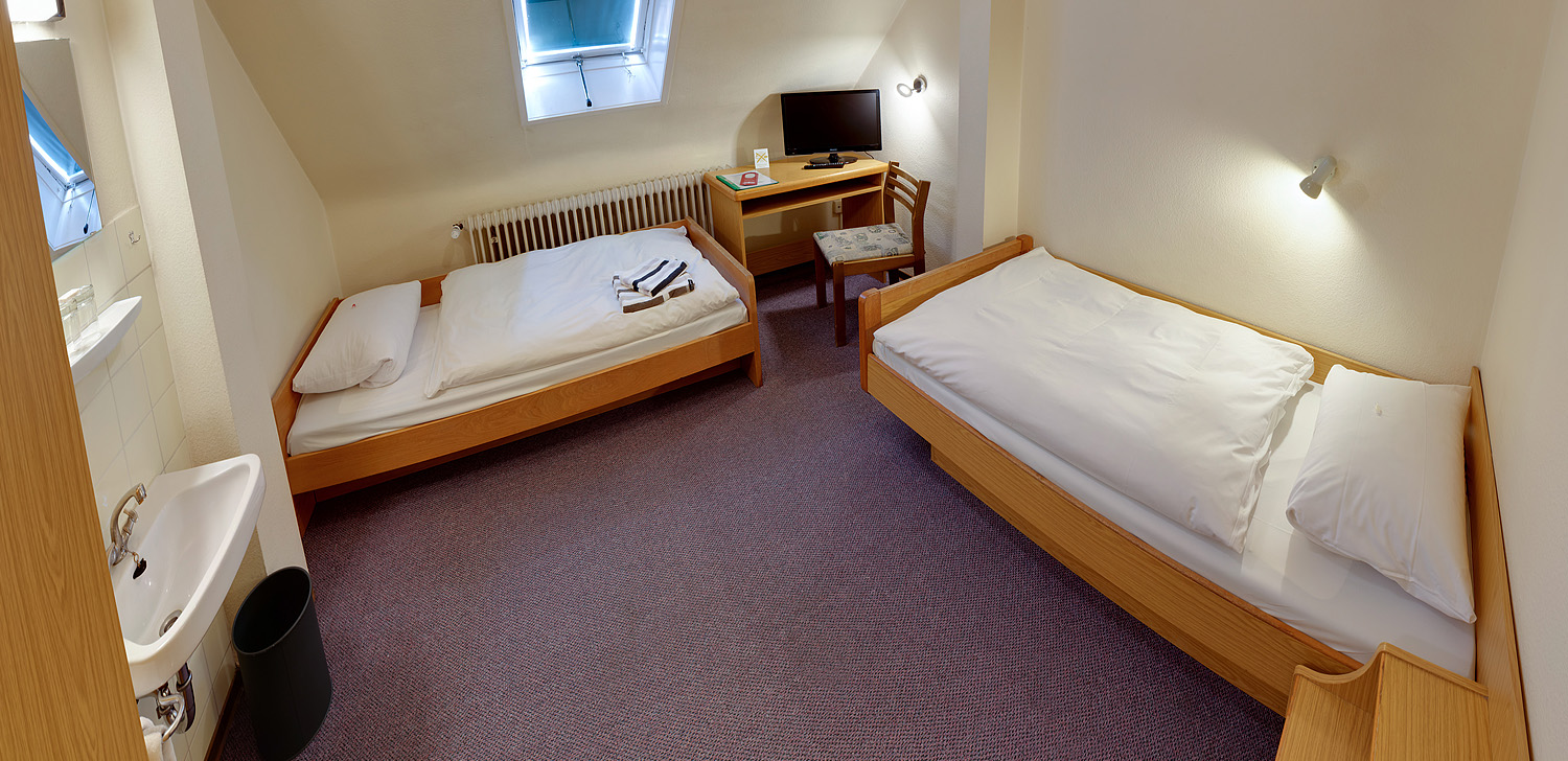 Doppelzimmer, Zweibettzimmer, Monteurzimmer mit Etagendusche in Stuttgart Zuffenhausen