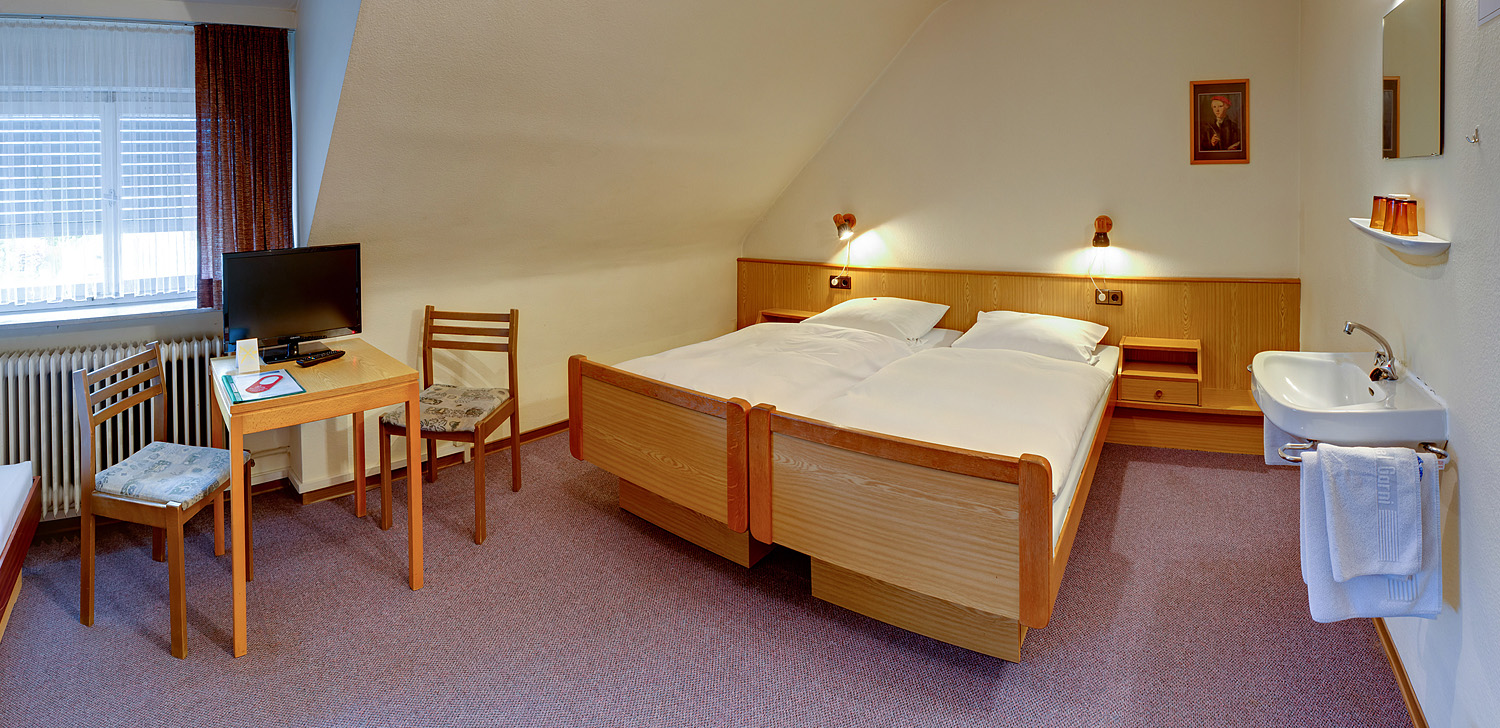 Preiswertes Dreibettzimmer, Monteurzimmer mit Etagendusche in Stuttgart Zuffenhausen