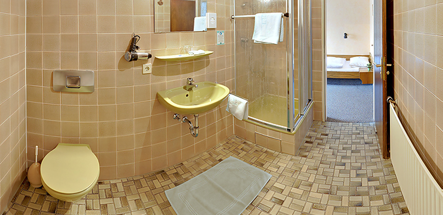 Badezimmer mit Dusche und beige-farbenen Akzenten