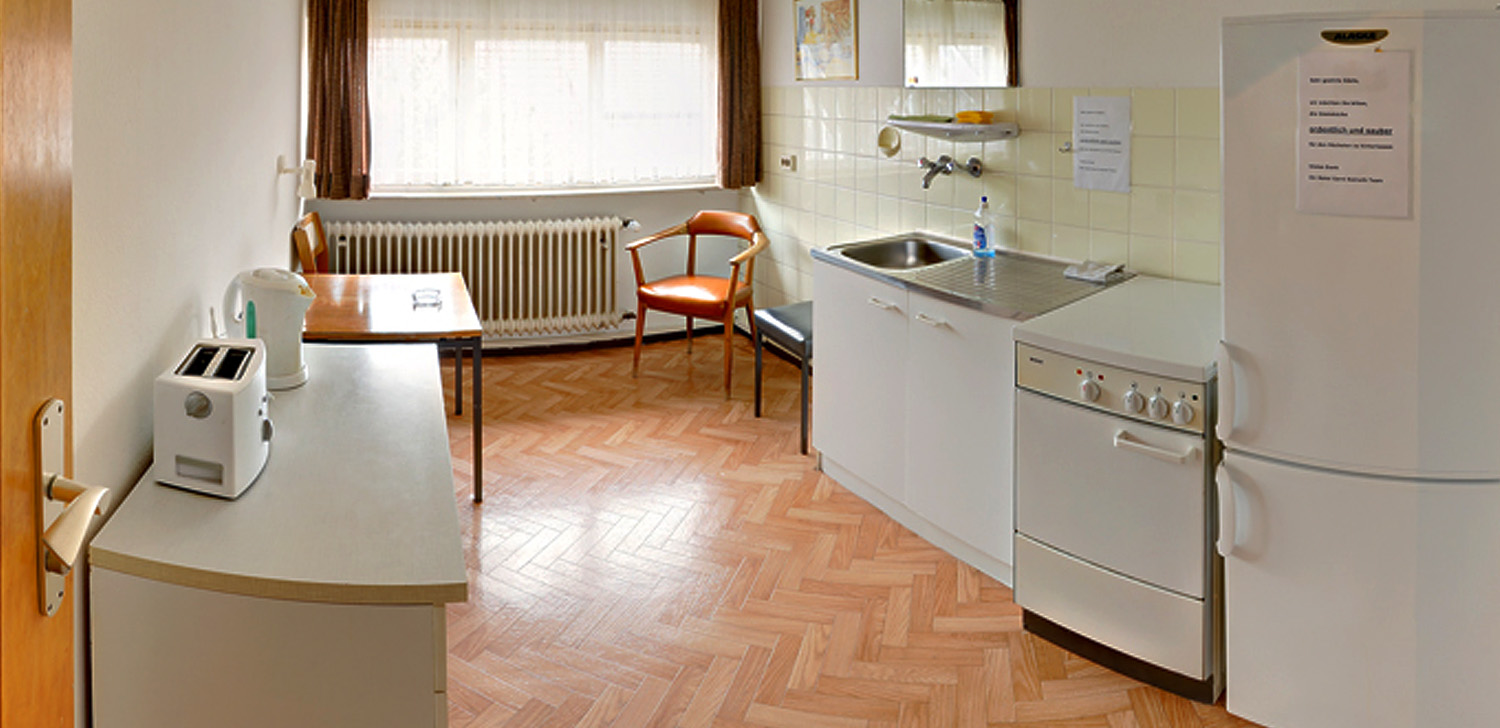 Blick in die Gemeinschaftsküche mit Wasserkocher, Toaster und Tisch