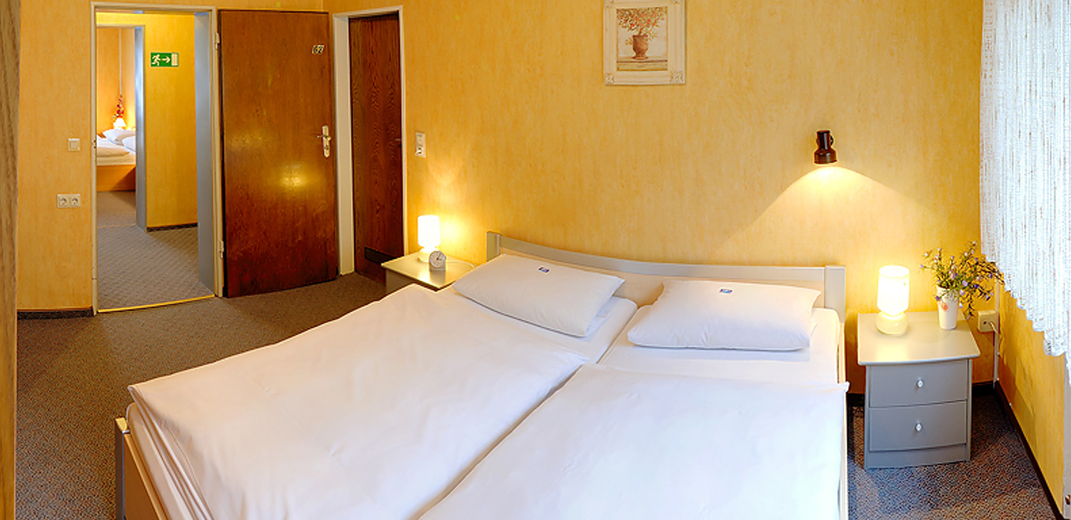 Günstiges Vierbettzimmer, Familienzimmer mit Dusche und WC in Stuttgart Zuffenhausen