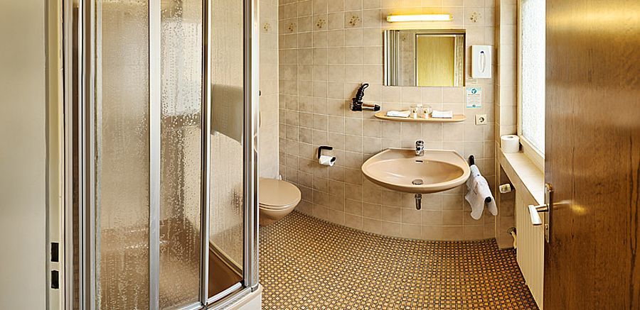 Badezimmer mit Dusche und beige-farbenen Akzenten