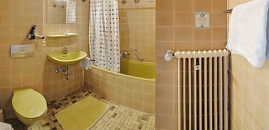 Badezimmer mit grünen Akzenten und Badewanne
